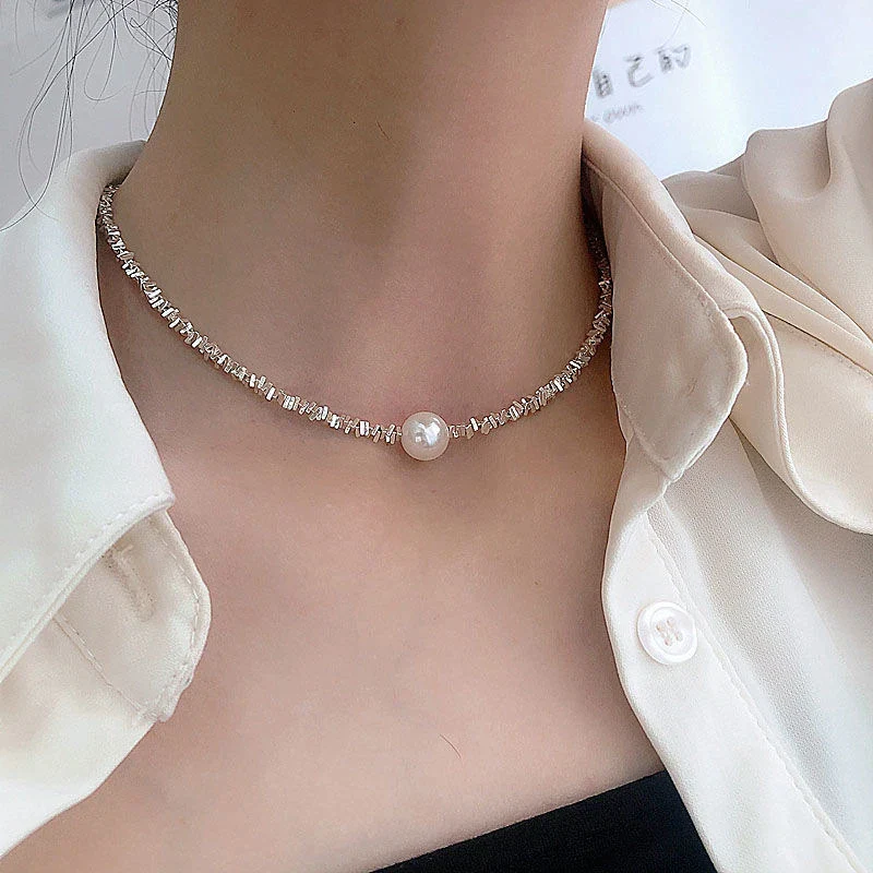 Graceful Pearl Pendant Necklace